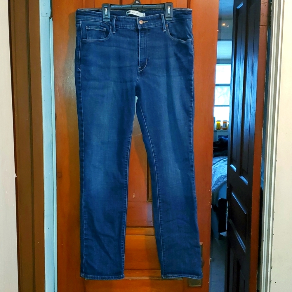 Levi's Mid Rise Skinny Jeans in Medium Indigo. Size 16 W33 L32
